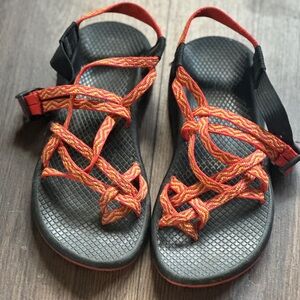 Size 6 women’s chacos